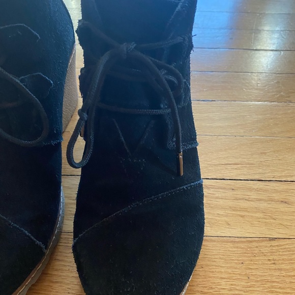 Toms Size 7 wedge ankle booties. - Picture 4 of 5